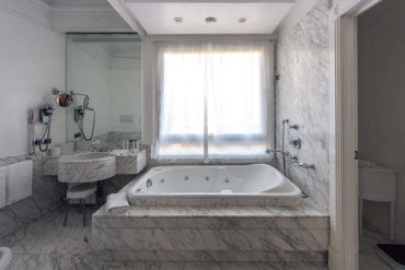 One Bedroom Suite Bathroom - Hotel Majestic Roma